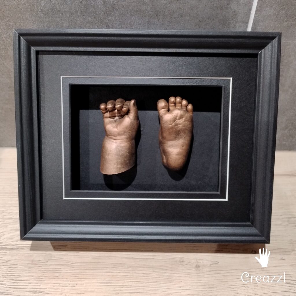 3D hand- en voetafdruk baby in bronskleur – baby handje en voetje in lijst als tastbare herinnering – gepersonaliseerd geboortecadeau – baby casting beeldje – gipsafdruk baby hand en voet – baby souvenir – bronzen baby hand en voet afdruk in lijst – herinneringsbeeldje baby – newborn hand- en voetbeeldjes in kader – baby afdruk laten maken