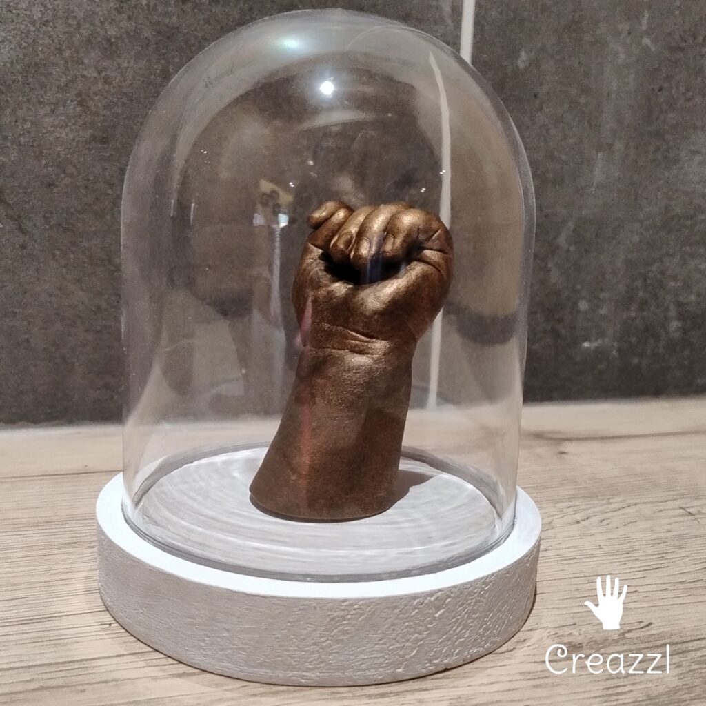 3D hand- en voetafdruk baby in bronskleur – baby handje en voetje in stolp als tastbare herinnering – gepersonaliseerd geboortecadeau – baby casting beeldje – gipsafdruk baby hand en voet – baby souvenir – bronzen baby hand en voet afdruk in stolp – herinneringsbeeldje baby – newborn hand- en voetbeeldjes in kader – baby afdruk laten maken