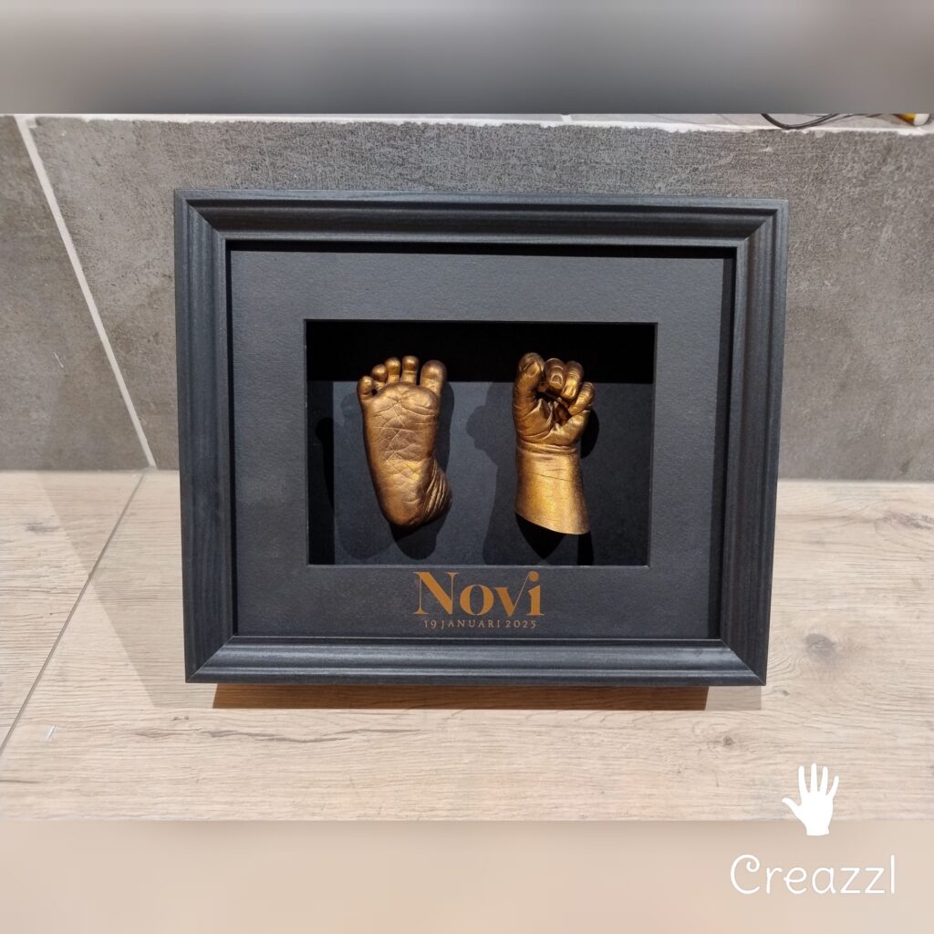 3D hand- en voetafdruk baby in bronskleur – baby handje en voetje in lijst als tastbare herinnering – gepersonaliseerd geboortecadeau – baby casting beeldje – gipsafdruk baby hand en voet – baby souvenir – bronzen baby hand en voet afdruk in lijst – herinneringsbeeldje baby – newborn hand- en voetbeeldjes in kader – baby afdruk laten maken