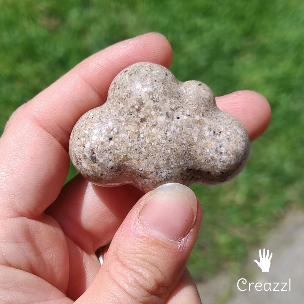 Crematieas in pootje hondenpoot of kattenpoot as in hars Creazzl wolk vrijheid