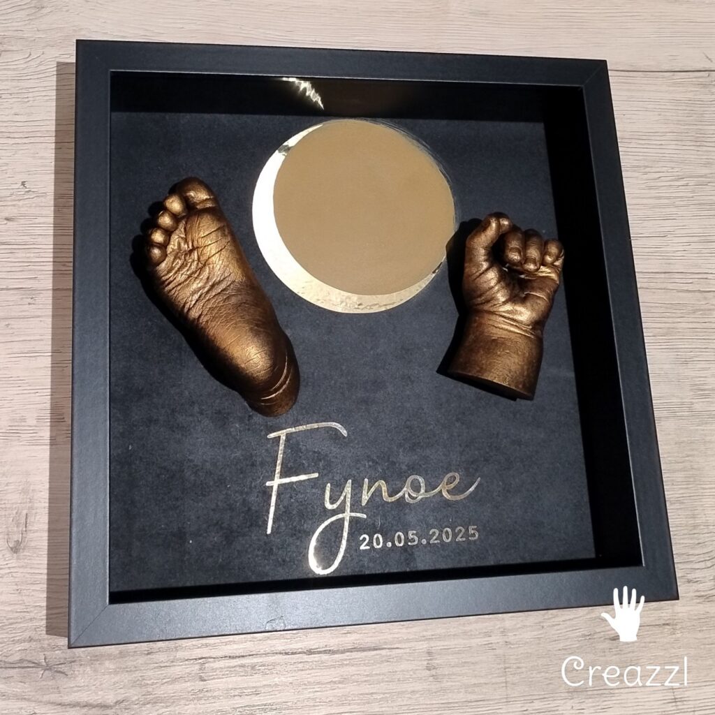 3D hand- en voetafdruk baby in bronskleur – baby handje en voetje in lijst als tastbare herinnering – gepersonaliseerd geboortecadeau – baby casting beeldje – gipsafdruk baby hand en voet – baby souvenir – bronzen baby hand en voet afdruk in lijst – herinneringsbeeldje baby – newborn hand- en voetbeeldjes in kader – baby afdruk laten maken