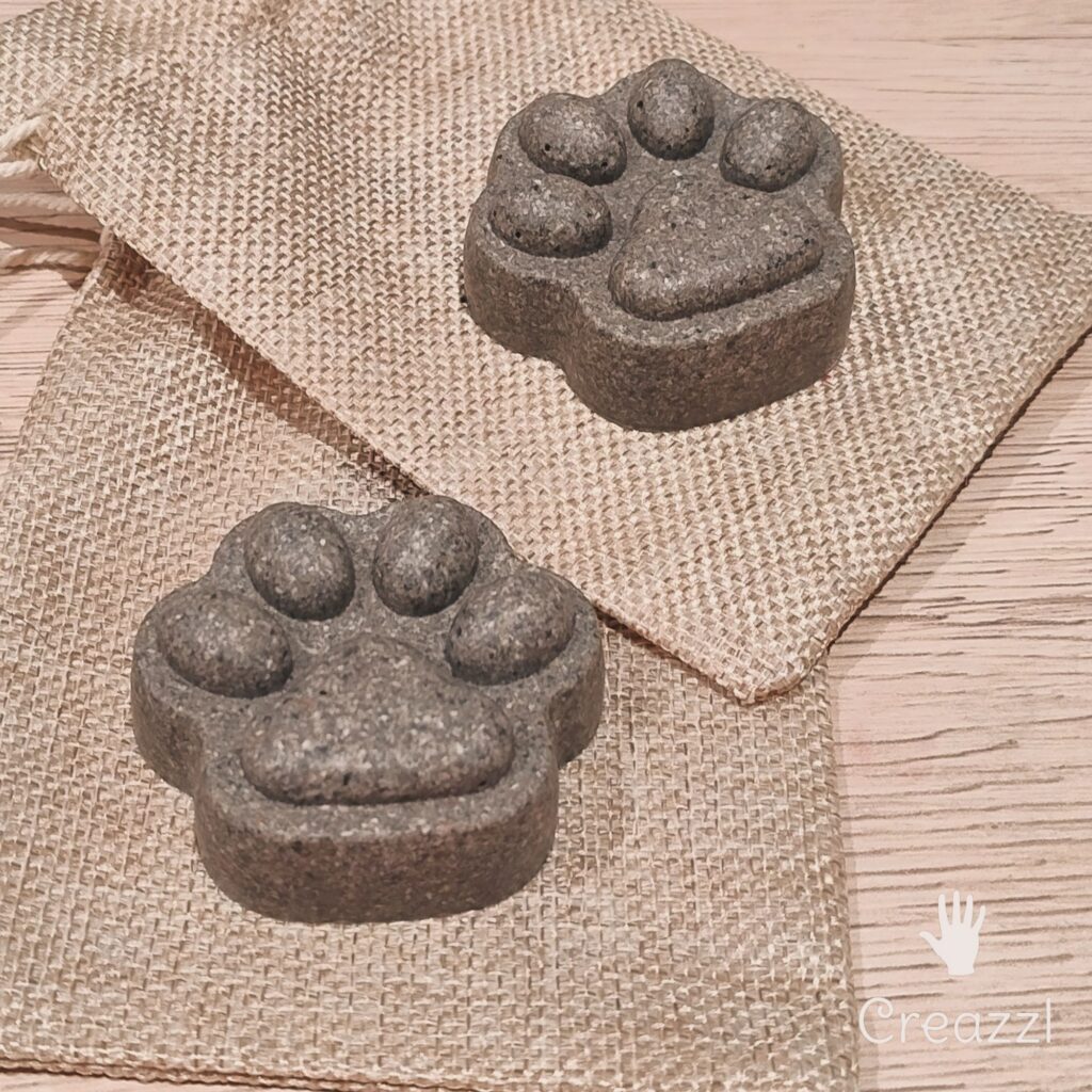 Crematieas in pootje hondenpoot of kattenpoot as in hars Creazzl