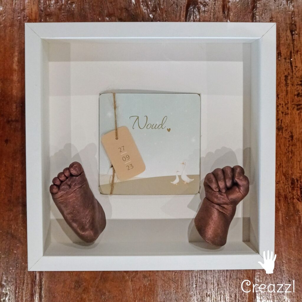3D hand- en voetafdruk baby in bronskleur – baby handje en voetje in lijst als tastbare herinnering – gepersonaliseerd geboortecadeau – baby casting beeldje – gipsafdruk baby hand en voet – baby souvenir – bronzen baby hand en voet afdruk in lijst – herinneringsbeeldje baby – newborn hand- en voetbeeldjes in kader – baby afdruk laten maken