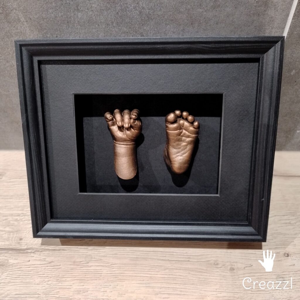 3D hand- en voetafdruk baby in bronskleur – baby handje en voetje in lijst als tastbare herinnering – gepersonaliseerd geboortecadeau – baby casting beeldje – gipsafdruk baby hand en voet – baby souvenir – bronzen baby hand en voet afdruk in lijst – herinneringsbeeldje baby – newborn hand- en voetbeeldjes in kader – baby afdruk laten maken