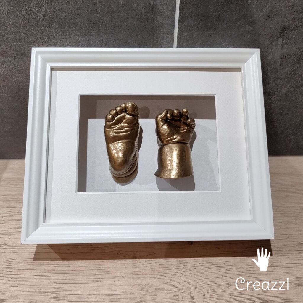 3D hand- en voetafdruk baby in bronskleur – baby handje en voetje in lijst als tastbare herinnering – gepersonaliseerd geboortecadeau – baby casting beeldje – gipsafdruk baby hand en voet – baby souvenir – bronzen baby hand en voet afdruk in lijst – herinneringsbeeldje baby – newborn hand- en voetbeeldjes in kader – baby afdruk laten maken